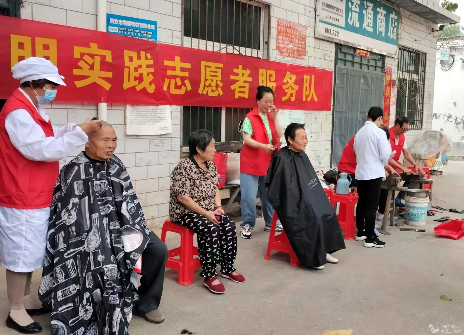 尹莊鎮開方口村:義務磨刀又理發 便民服務暖人心”